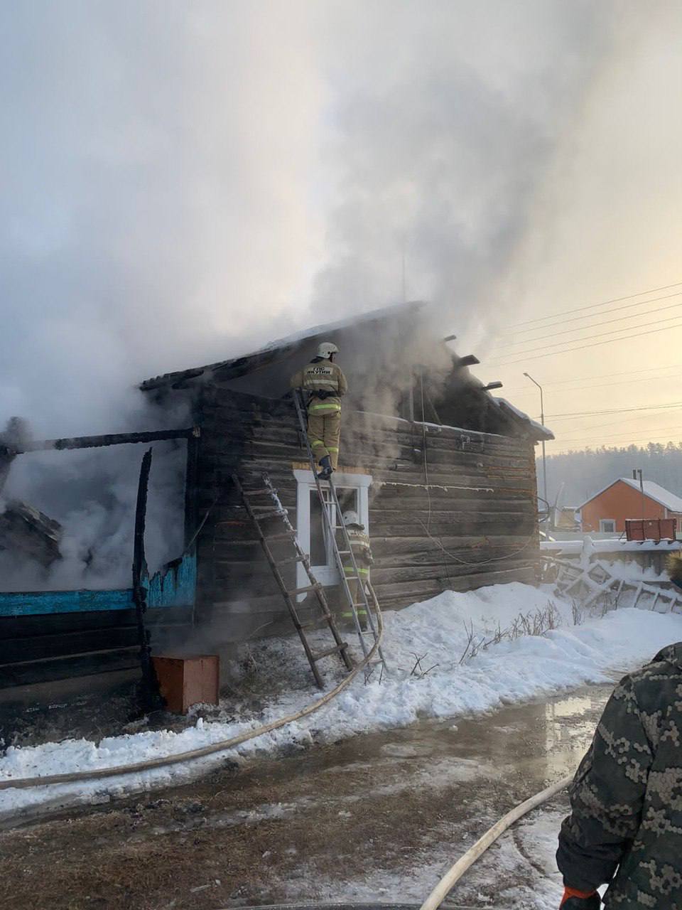 Фото: Как тушили горящий дом в Усть-Алданском улусе