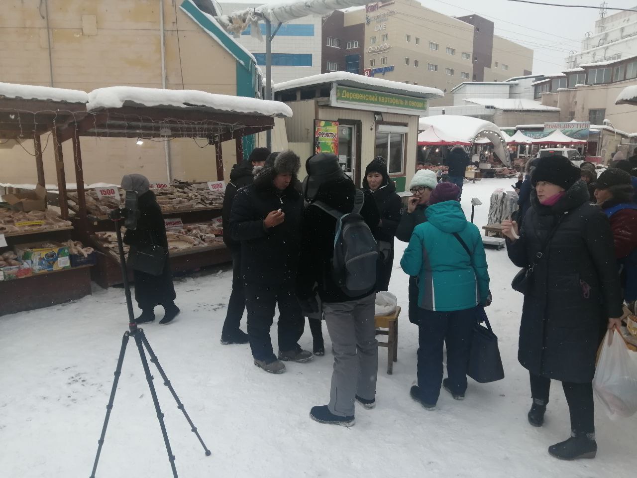 Китайский блогер провел стрим со строганиной на Крестьянском рынке Якутска