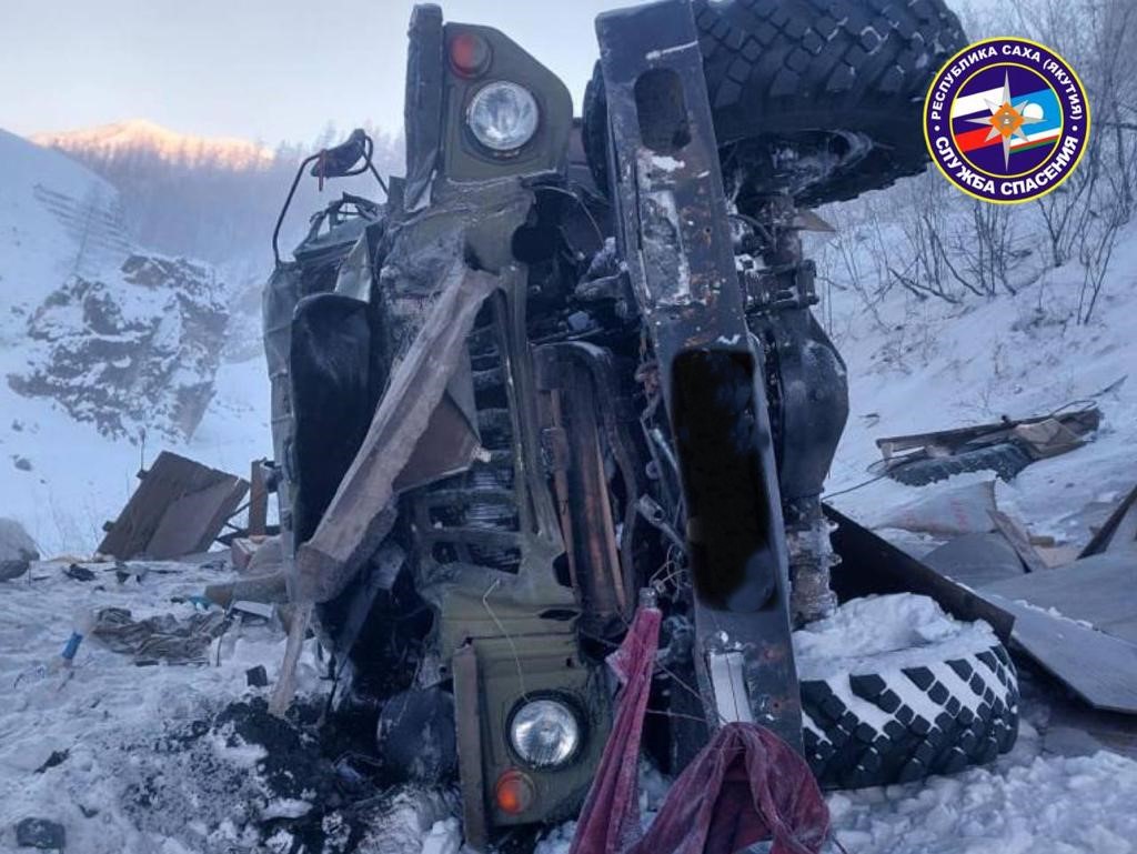 Урал» съехал с дороги и упал в обрыв с десятиметровой высоты | 01.01.2024 |  Якутск - БезФормата