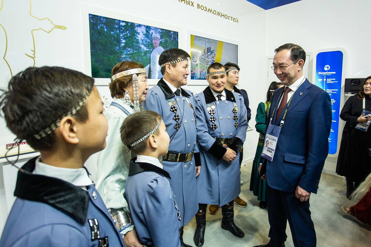 Айсен Николаев встретился с многодетной семьей Новгородовых на форуме в  Москве