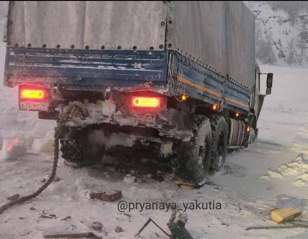 В Томпонском районе идет спасение двух автомобилей изо льда