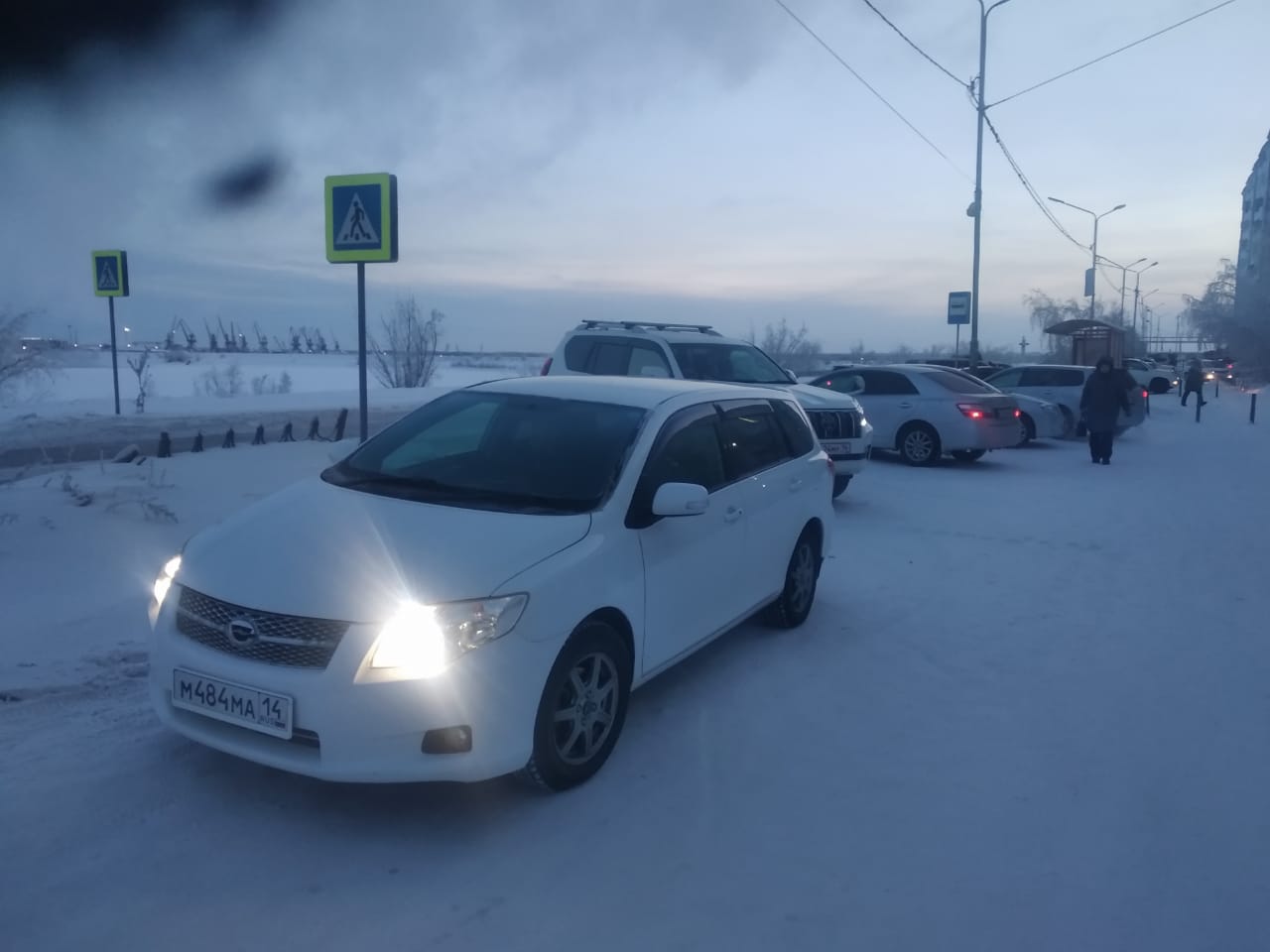 Видео: Беспредел и бардак перед поликлиникой в 202 микрорайоне