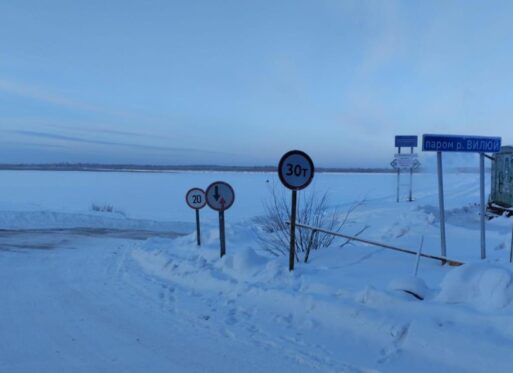 Дорожники восстановили автотранспортное сообщение по зимнику «Эдьигээн»