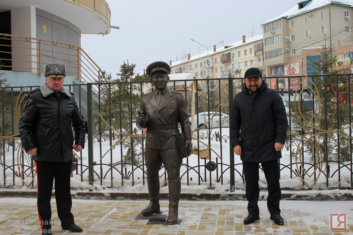 Символ правопорядка: В Якутске появился памятник участковому