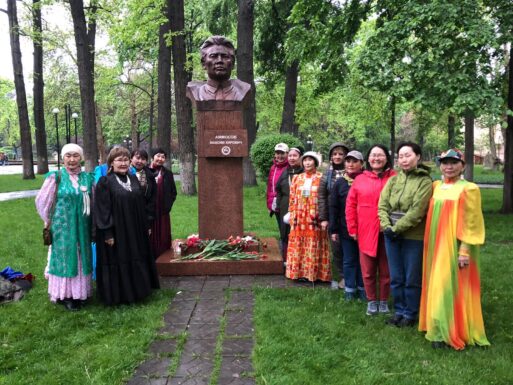 Фотофакт: Якутские журналисты в Бишкеке у памятника Максиму Аммосову  
