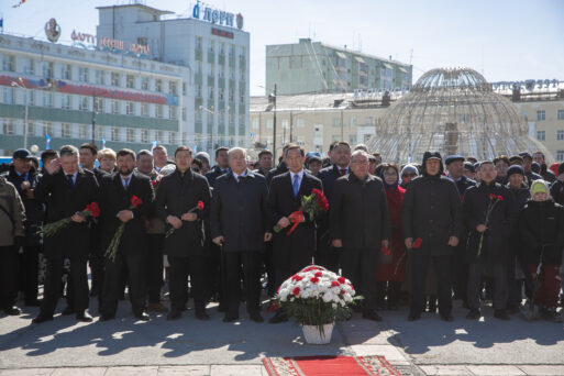 Депутаты гордумы возложили цветы в День республики