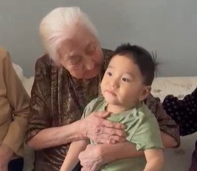 Бабушке Максима Аммосова исполнилось 102 года — она старше республики! — видео