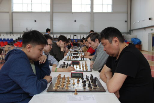 В шахматном турнире сразились сборная школьников против сборной взрослых Якутии