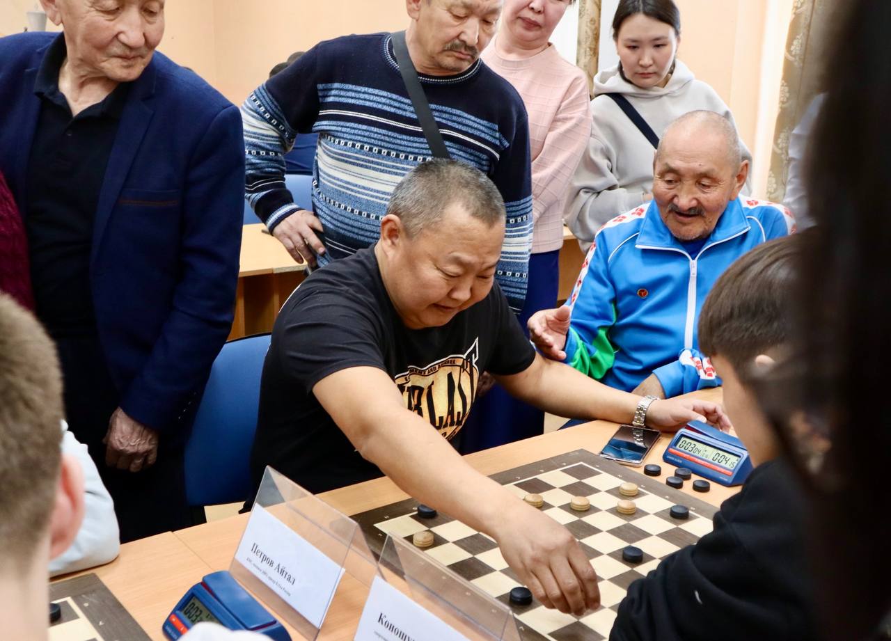 Уникальный матч: Борцы сразились с кикбоксерами… в шашки! | 06.04.2024 |  Якутск - БезФормата