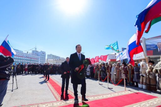 Айсен Николаев: Живые цветы славным сынам Якутии