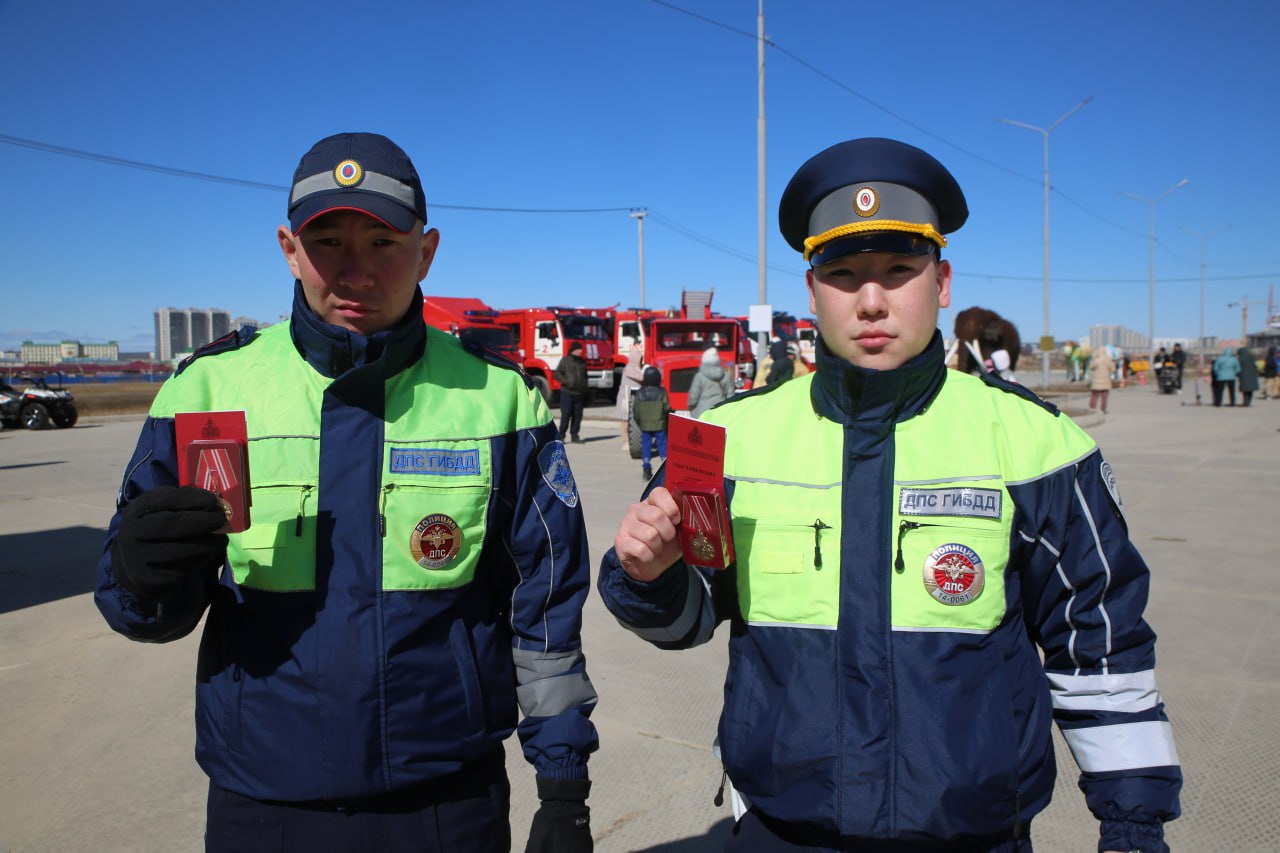 Медали полицейским - за спасение пожилой женщины из горящего дома