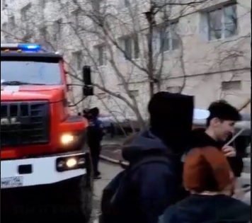 Видеофакт: Пожар в общежитии СВФУ — всех студентов эвакуировали