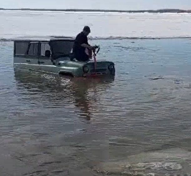 Вуайерист снимает скрытой камерой как русская пара трахается на речке порно видео