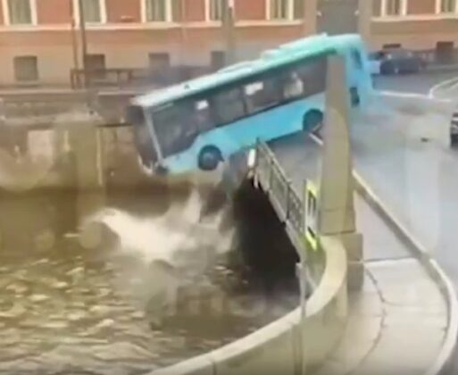 Жуткое ДТП в Петербурге: автобус упал с моста в Мойку — видео