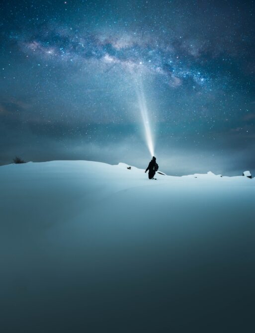 A fantasy concept of a traveler shining and lighting up the beautiful starry sky with the flashlight
путеводная звезда