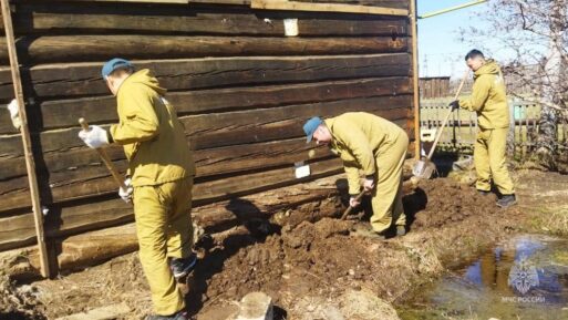 Сотрудники МЧС России продолжают восстановительные работы в Намском районе