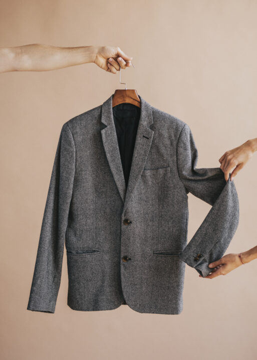 Hands holding a gray blazer in a hanger
стирка
пиджак