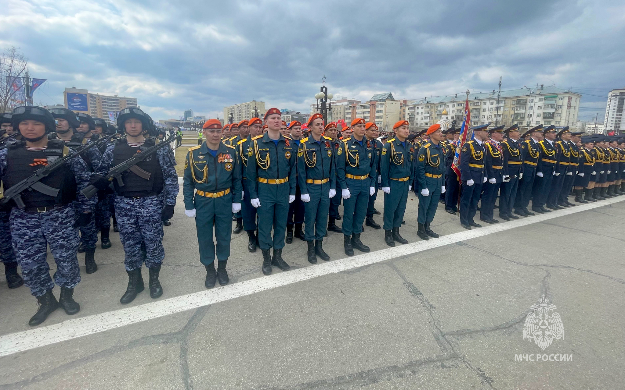 Сотрудники МЧС возложили венки к Вечному огню