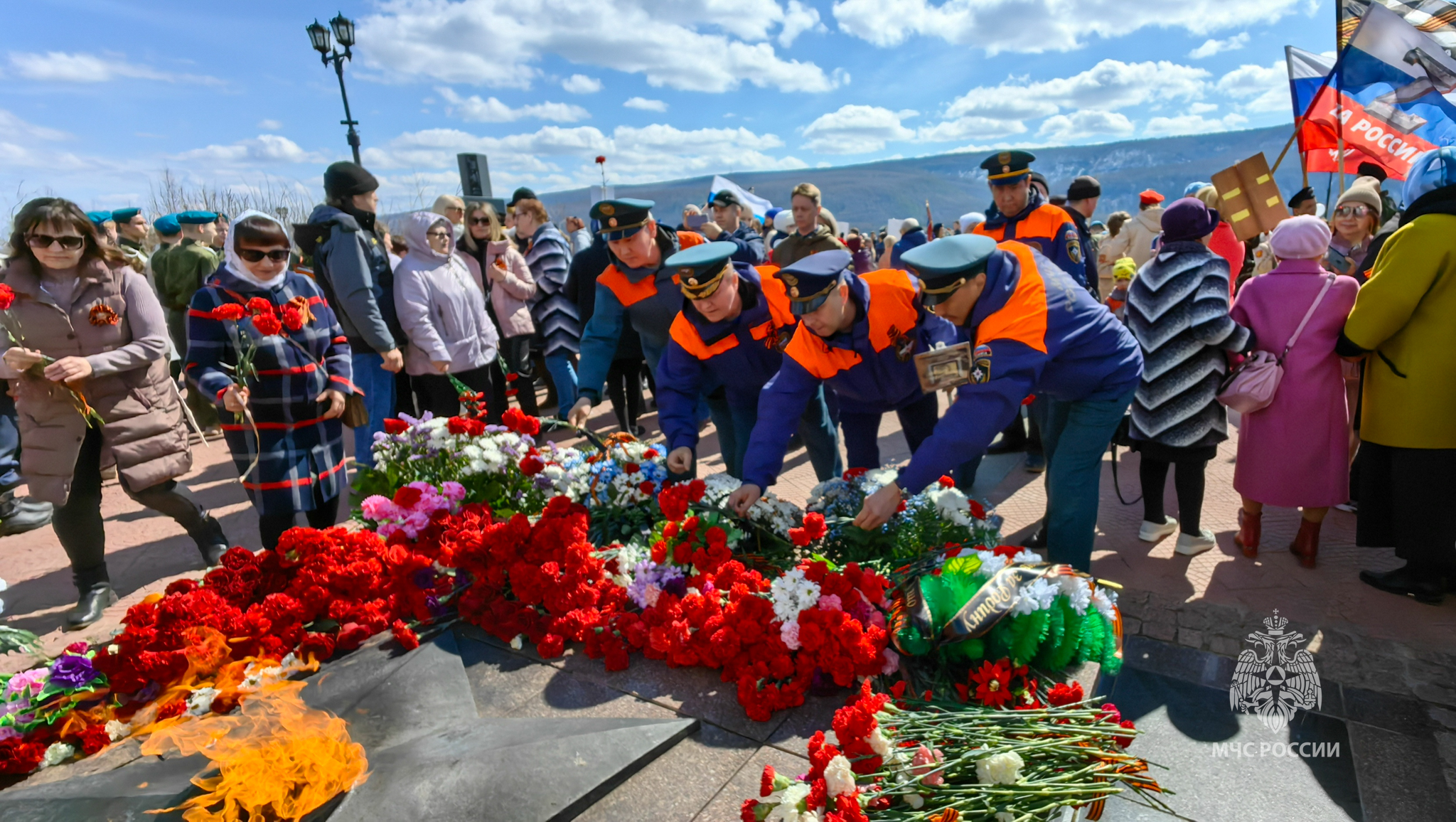 Сотрудники МЧС возложили венки к Вечному огню