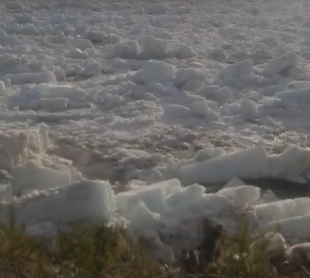 Видео из Ленска: Река не может пройти дальше — давно такого не было…
