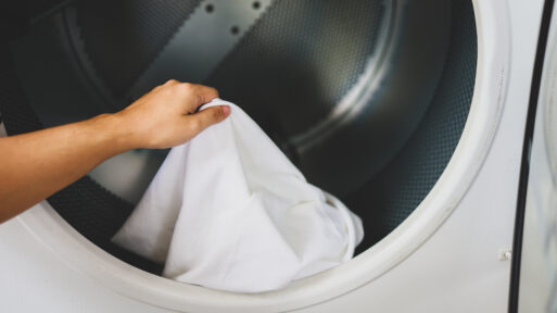 Man doing launder holding basket with dirty laundry of the washing machine in the public store. laundry clothes
стирка
пододеяльник