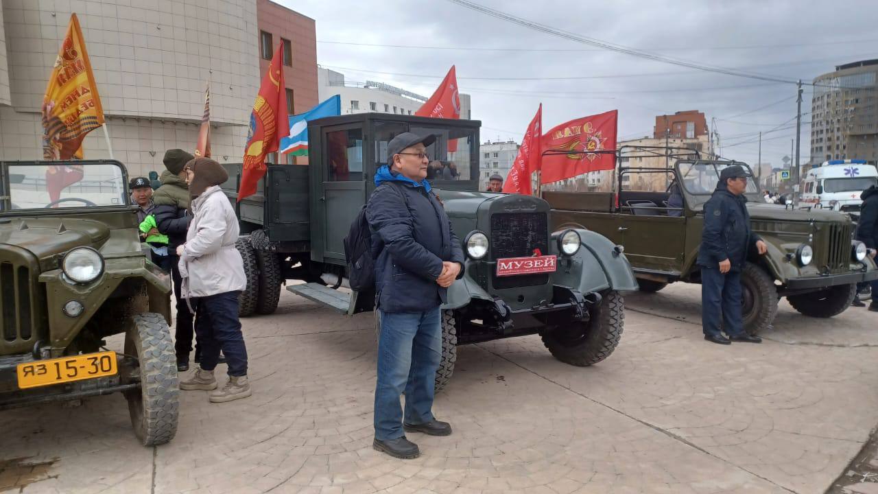 Видео: Колонна ретроавтомобилей в центре Якутска