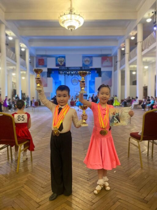 Маленькие танцоры из Якутии привезли свои первые медали из Петербурга
