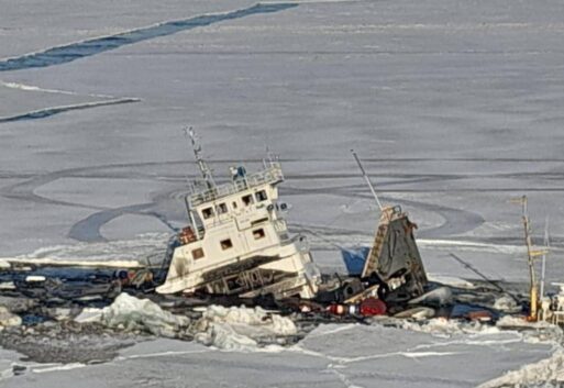 В Жиганске затонуло и второе судно — под лед ушли «Капитан Бурковский» и «Софрон Данилов»