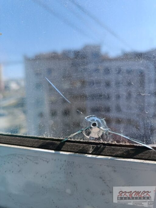 Фотофакт: Кто стрелял в окно жилого дома Якутска?
