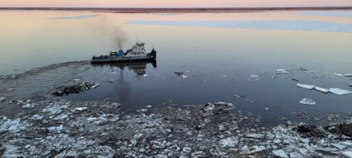 В Жиганске спасают судно «Механик Курчатов»