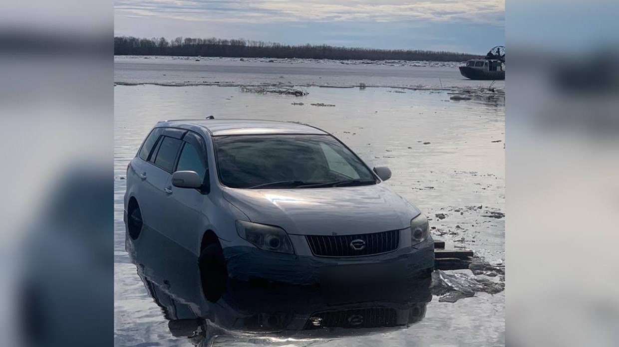 Автомобили оказались в водной ловушке