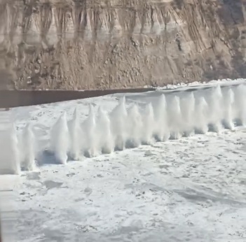 Видеофакт: Как взрывали ледовый затор на Вилюе