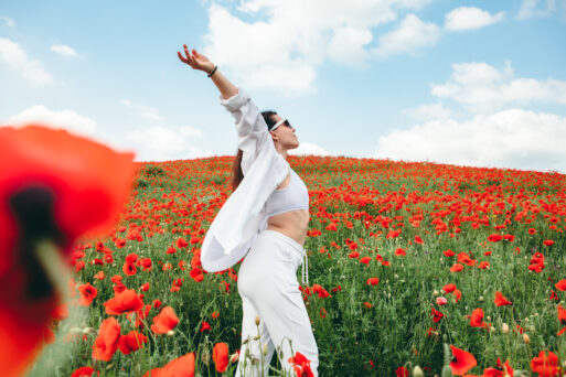 young pretty woman enjoying life. standing in the middle of the filed with poppy flowers. rear view. one person
выходные мая