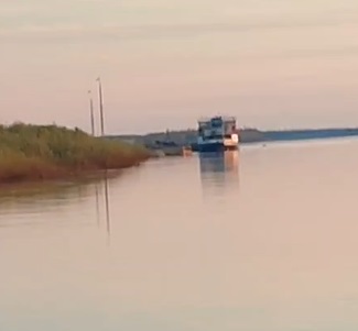 Видеофакт: Как танкер на причале ЯТЭК зловонно загрязняет реку Вилюй