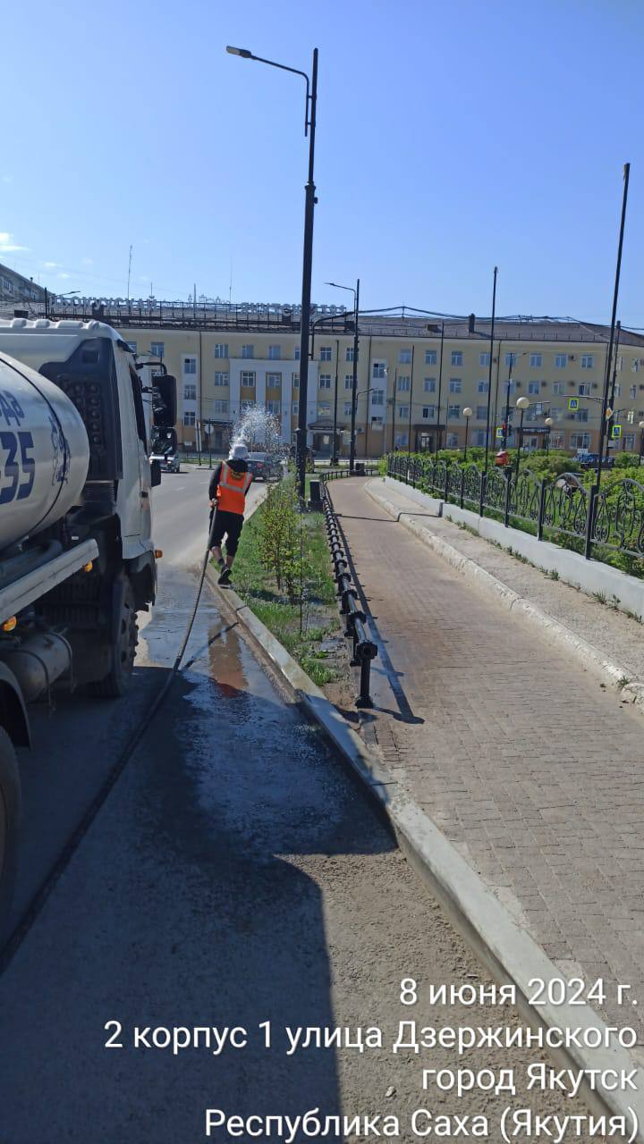 Видеофакт: Жара! Полив зелени в Якутске