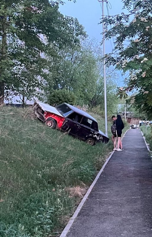 Пьяный лихач на «Тойоте» врезался в дерево во время полицейской погони в Иркутске