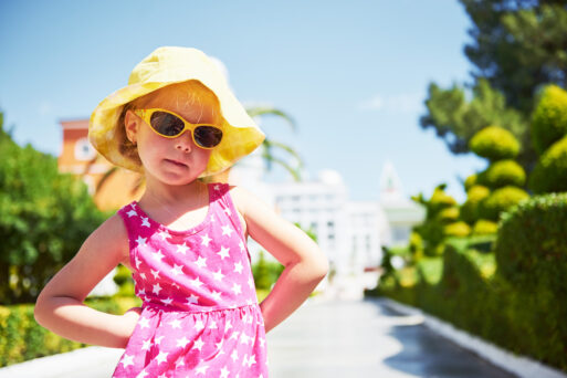 Portrait of a happy girl outdoors in summer day.
день лета