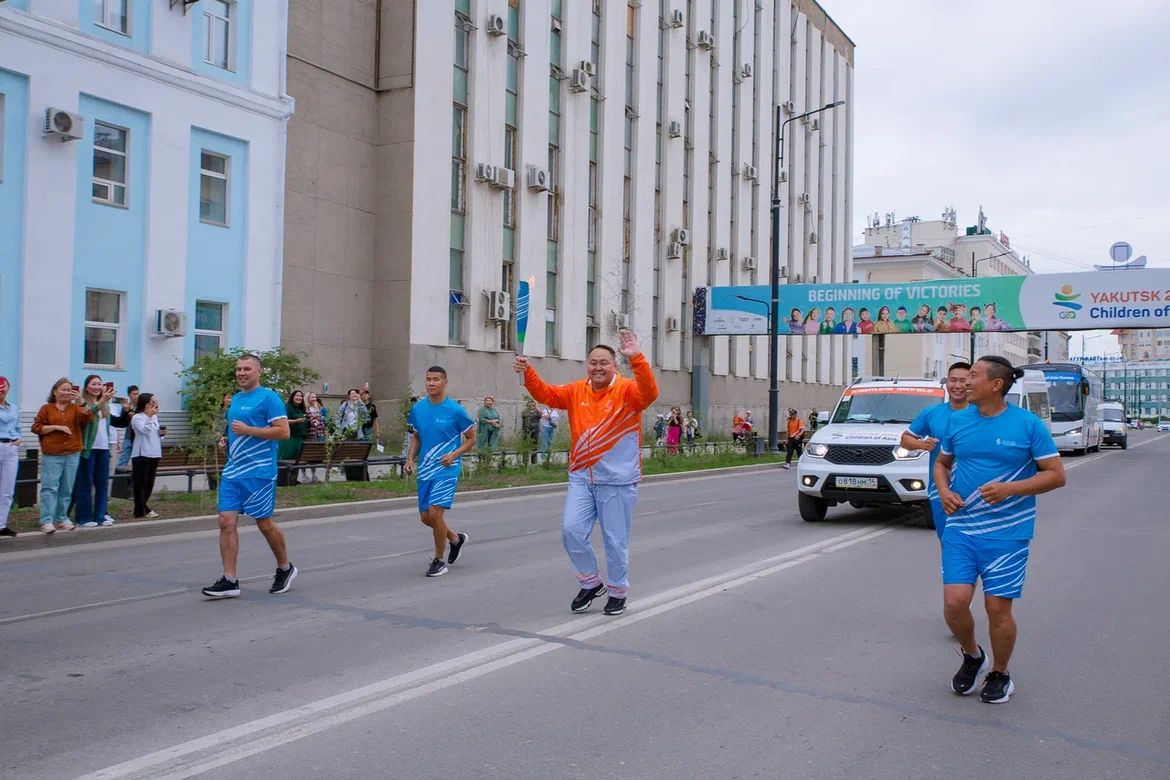 Альберт Семенов принял участие в эстафете огня «Детей Азии» | 26.06.2024 |  Якутск - БезФормата