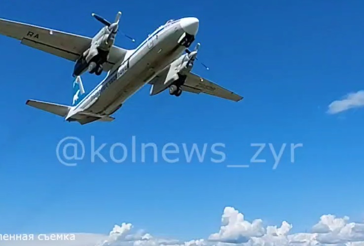 Из-за отказа двигателя самолет вернулся в Зырянку