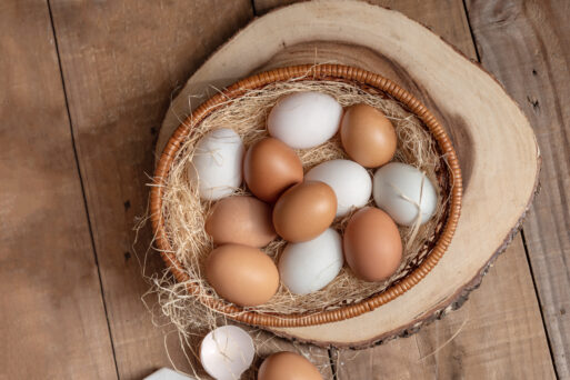 A lot of eggs put in the basket and place on the wooden table.
Яичная диета. Яйца. Как похудеть