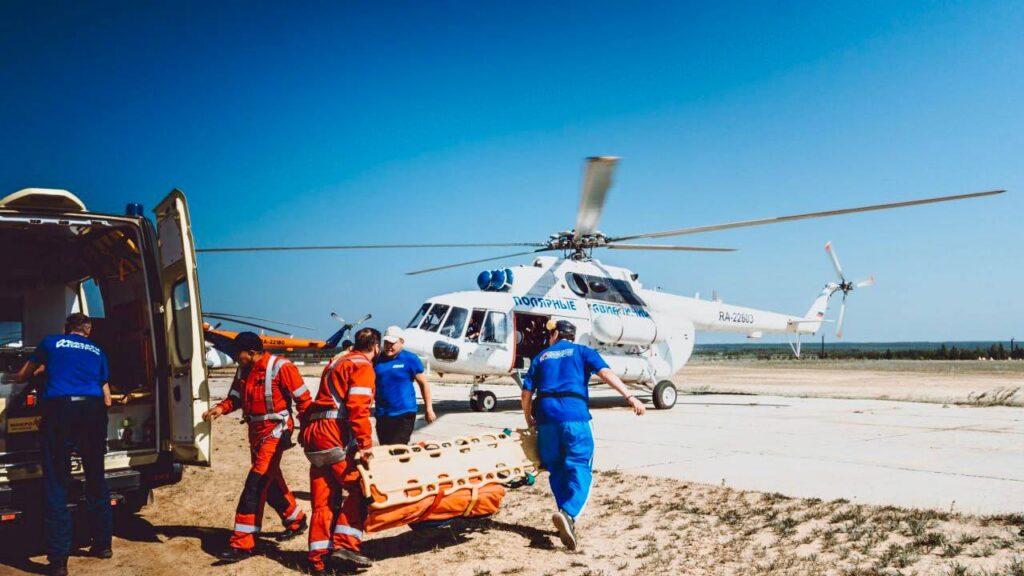 Вертолет обнаружен в полностью разрушенном состоянии: Найдены тела