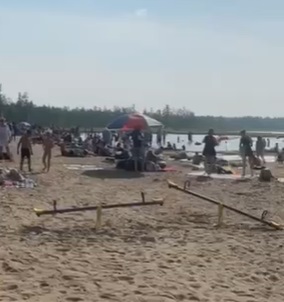 Пляж на озере Сугун по Вилюйскому тракту пользуется популярностью у горожан
