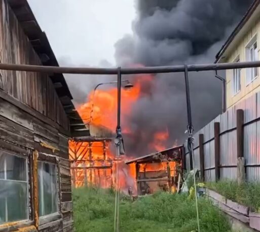 Пожар в Якутске: горели гараж, авто и дом — видео