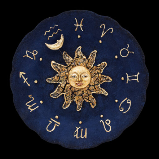 Vintage zodiacal astronomical clock, isolated on black background
астролог
прогноз