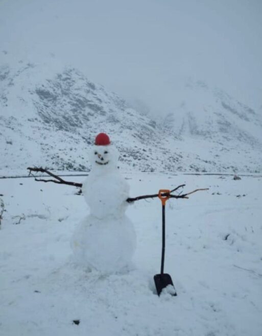 Фотофакт: Первый снеговик Якутии слепили в августе