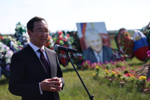 Возложены цветы к могиле первого президента Якутии