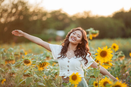 Young Asian woman with curly hair in a field of sunflowers at sunset. Portrait of a young beautiful asian woman in the sun. Summer.
Август удача
знак зодиака