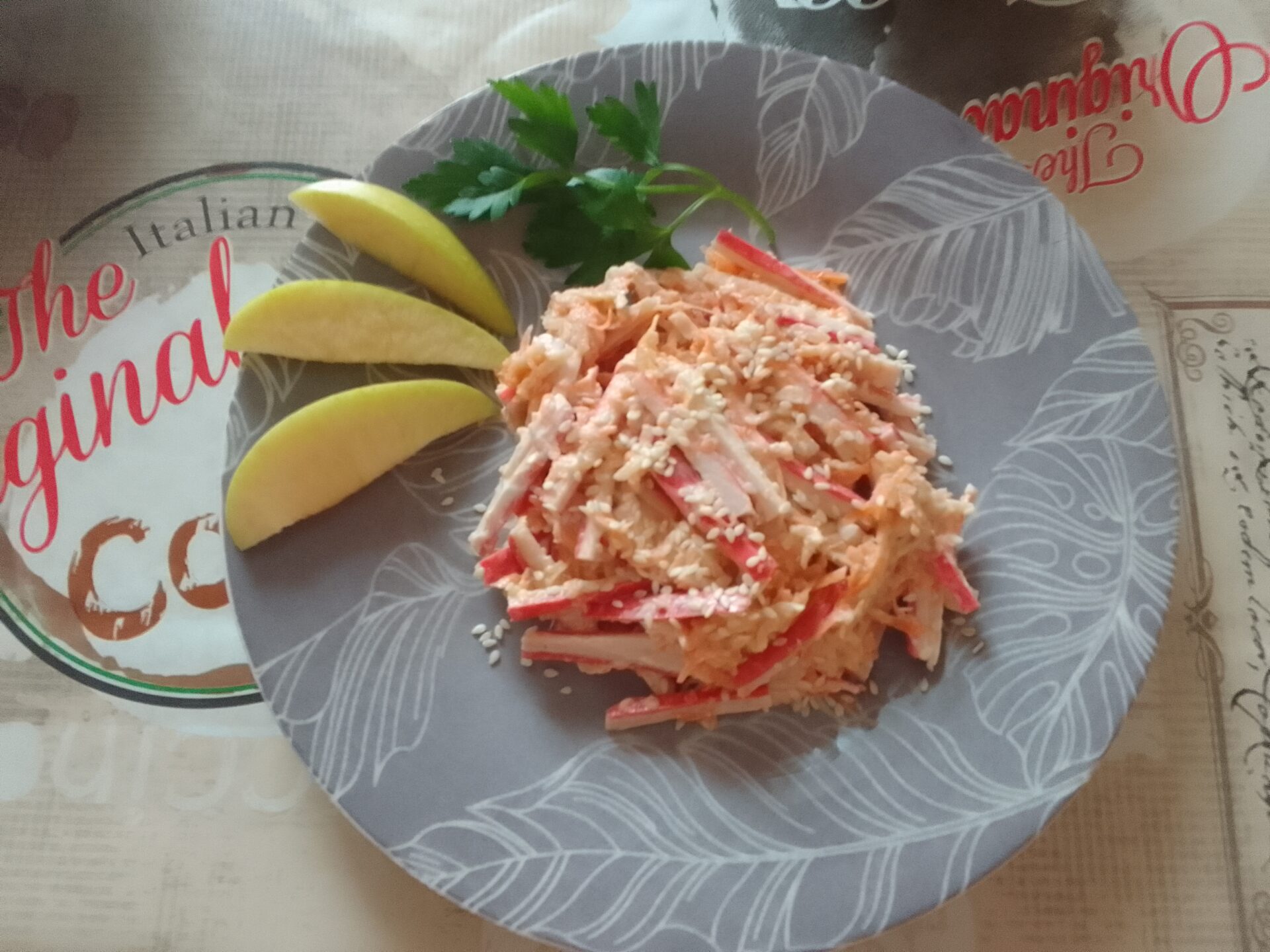 Удивительный салат из крабовых палочек – Вы не устоите!