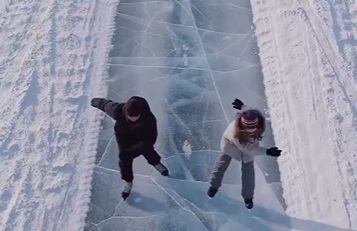 Круто! Прокатиться на коньках по Лене — видео