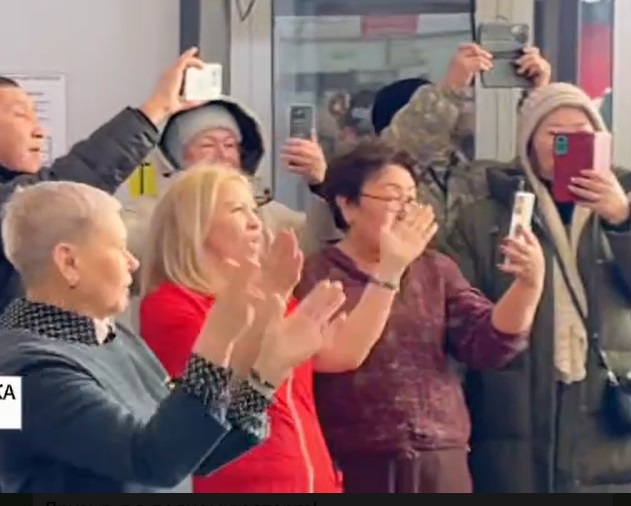 Якутские артисты спели на Автовокзале и бросили вызов коллегам из Бурятии!